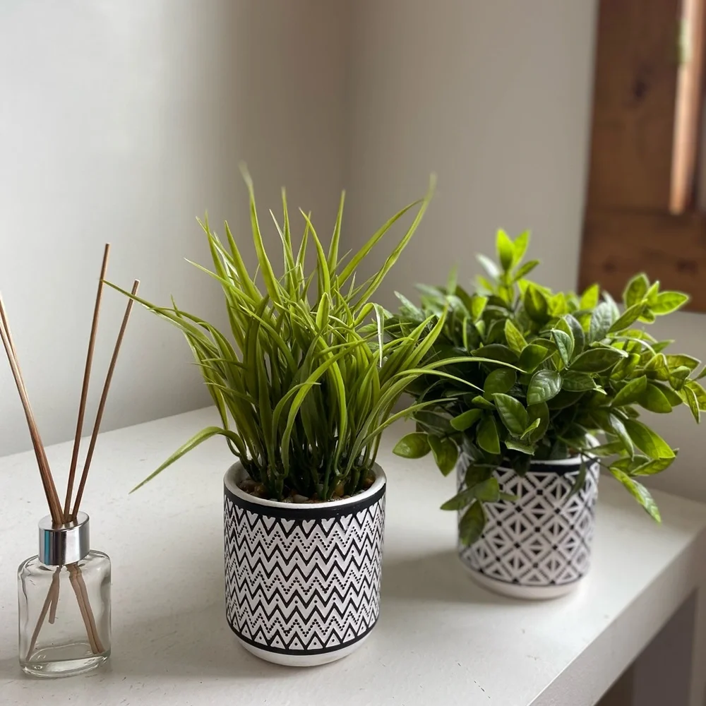 2 pieces bundle faux plants with vases tabletop plant/arrangement